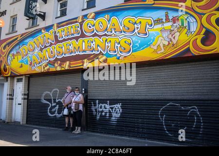 Englische Küstenstadt Margate zeigt Anzeichen für eine Erholung nach der Coronavirus-Sperre mit Touristen und lokalen Besuch der Küstenstadt, Kent, Großbritannien Stockfoto