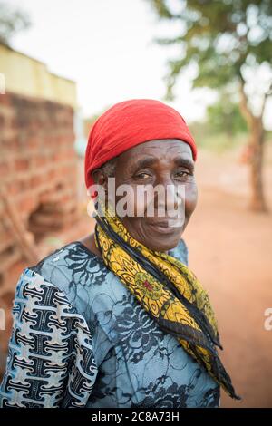 Porträt einer älteren Frau vor ihrem Haus im Makueni County, Kenia, Ostafrika. Stockfoto