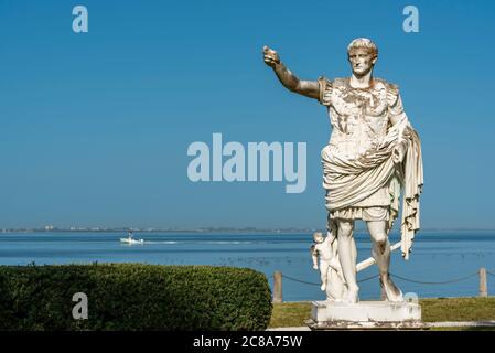 Alte römische Statue Dekoration Garten vor dem Meer Stockfoto