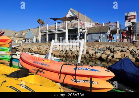 Kajaks in Oceanside Harbor Village, Stadt Oceanside, Kalifornien, USA Stockfoto