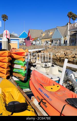 Kajaks in Oceanside Harbor Village, Stadt Oceanside, Kalifornien, USA Stockfoto