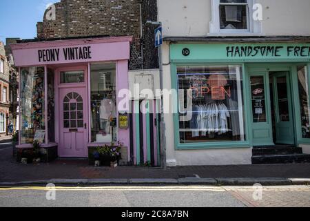 Englische Küstenstadt Margate zeigt Anzeichen für eine Erholung nach der Coronavirus-Sperre mit Touristen und lokalen Besuch der Küstenstadt, Kent, Großbritannien Stockfoto