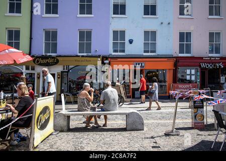 Englische Küstenstadt Margate zeigt Anzeichen für eine Erholung nach der Coronavirus-Sperre mit Touristen und lokalen Besuch der Küstenstadt, Kent, Großbritannien Stockfoto