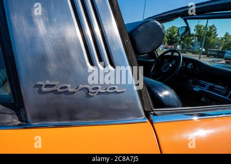 Berlin, Deutschland. Juni 2020. 27.06.2020, Berlin, Porsche 911 Targa, Baujahr 1970 in Signalorange mit offenen und klassischen Leichtmetallfelgen/original Fuchs Felgen. Das Original mit dem 6-Zylinder, 2.2-Liter-Boxermotor und 180 ps ist noch immer ein Hingucker und Prototyp des deutschen Sportwagens. Quelle: dpa/Alamy Live News Stockfoto