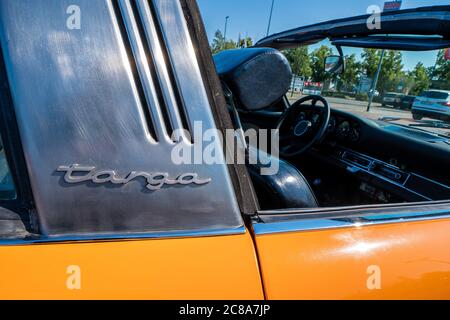 Berlin, Deutschland. Juni 2020. 27.06.2020, Berlin, Porsche 911 Targa, Baujahr 1970 in Signalorange mit offenen und klassischen Leichtmetallfelgen/original Fuchs Felgen. Das Original mit dem 6-Zylinder, 2.2-Liter-Boxermotor und 180 ps ist noch immer ein Hingucker und Prototyp des deutschen Sportwagens. Quelle: dpa/Alamy Live News Stockfoto