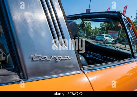 Berlin, Deutschland. Juni 2020. 27.06.2020, Berlin, Porsche 911 Targa, Baujahr 1970 in Signalorange mit offenen und klassischen Leichtmetallfelgen/original Fuchs Felgen. Das Original mit dem 6-Zylinder, 2.2-Liter-Boxermotor und 180 ps ist noch immer ein Hingucker und Prototyp des deutschen Sportwagens. Quelle: dpa/Alamy Live News Stockfoto