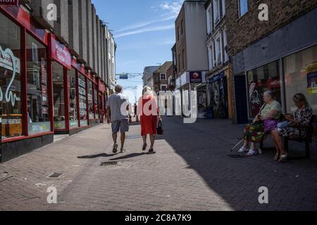 Englische Küstenstadt Margate zeigt Anzeichen für eine Erholung nach der Coronavirus-Sperre mit Touristen und lokalen Besuch der Küstenstadt, Kent, Großbritannien Stockfoto