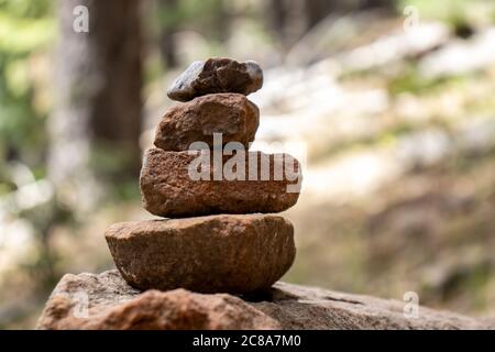 Rock Stack oder Cairn markiert den Weg entlang des Weges um den wunderschönen Woods Canyon Lake, in Nord-Arizona, auf dem Mogollon Rim. Stockfoto