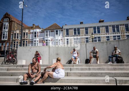 Englische Küstenstadt Margate zeigt Anzeichen für eine Erholung nach der Coronavirus-Sperre mit Touristen und lokalen Besuch der Küstenstadt, Kent, Großbritannien Stockfoto