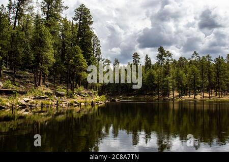 Hinter dem wunderschönen Woods Canyon Lake, einem der zahlreichen Randseen in Nord-Arizona, liegt der Mogollon Rim. Stockfoto