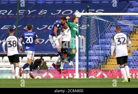 Derby County Torwart Ben Hamer (Mitte) und der Birmingham City's Cheick Keita kämpfen um den Ball während des Sky Bet Championship match im St. Andrew's Trillion Trophy Stadium, Birmingham. Stockfoto