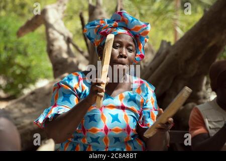 Eine ethnische Mandingo (mandinka) Frau tanzt während eines traditionellen, zeremonielle Musik Performance in ihrem Dorf, Gambia, Westafrika. Stockfoto