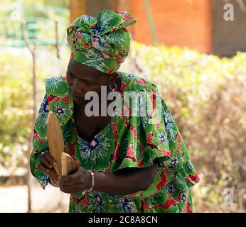 Eine ethnische Mandingo (mandinka) Frau tanzt während eines traditionellen, zeremonielle Musik Performance in ihrem Dorf, Gambia, Westafrika. Stockfoto