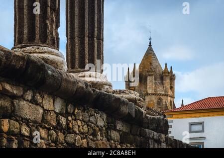 Der römische Tempel von Diana in Evora, Hauptbeispiel der römischen Architektur in Portugal, mit der Kuppel der Kathedrale im Hintergrund Stockfoto