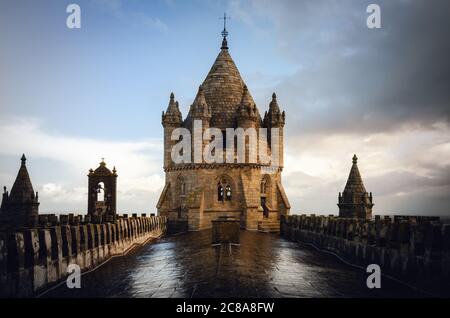 Außenansicht der Kathedrale von Evora (Alentejo, Portugal), die der Frau von Assuncia (Nossa Senhora de Assuncao) gewidmet ist. Detail von Kuppel und Glocke Stockfoto