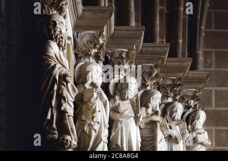 Sechs der zwölf Apostel, mit dem heiligen Petrus im Vordergrund, auf dem mittelalterlichen gotischen Portal vor der Kathedrale von Evora, alte manuelinkirche Stockfoto