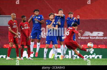 Liverpools Trent Alexander-Arnold erzielt das zweite Tor seiner Spielesolgist während des Premier League-Spiels in Anfield, Liverpool. Stockfoto