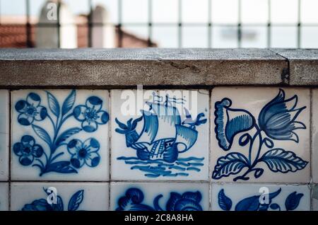 Porguese Karavellschiff über traditionellen Azulejos in Lissabon, portugal, wo ist leicht zu finden handbemalt glasierten blauen und weißen Fliesen über der Stockfoto