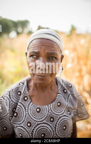 Porträt einer älteren Frau - blind auf einem Auge - in traditioneller afrikanischer Kleidung in Makueni County, Kenia, Ostafrika. Stockfoto