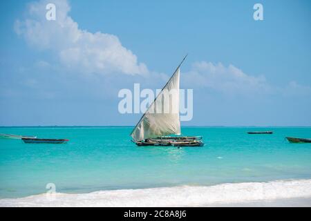Segelschiff Dhow aus Holz auf dem klaren türkisfarbenen Wasser der Insel Sansibar Stockfoto