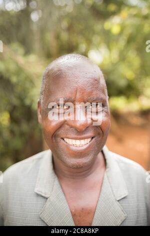 Nahaufnahme eines lächelnden Mannes im Makueni County, Kenia, Ostafrika. Stockfoto