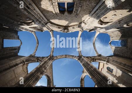 Ruinen des alten Klosters von Carmo in Lissabon, Portugal, überlebte die dachlose Kirche, die offen für den Himmel war, bis zum Erdbeben von 1755 in der Stadt Stockfoto