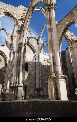 Ruinen des alten Klosters von Carmo in Lissabon, Portugal, überlebte die dachlose Kirche, die offen für den Himmel war, bis zum Erdbeben von 1755 in der Stadt Stockfoto