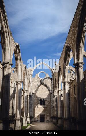 Ruinen des alten Klosters von Carmo in Lissabon, Portugal, überlebte die dachlose Kirche, die offen für den Himmel war, bis zum Erdbeben von 1755 in der Stadt Stockfoto