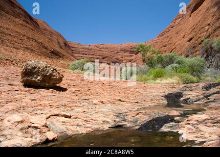 Felsbecken in Kata Tjuta (die Olgas) Felsformationen am Uluru - Kata Tjuta National Park, Australien Stockfoto