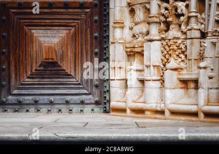 Detail der Außentür zur Kirche des Klosters Christi, mittelalterliches templerkloster in Tomar, Portugal Stockfoto