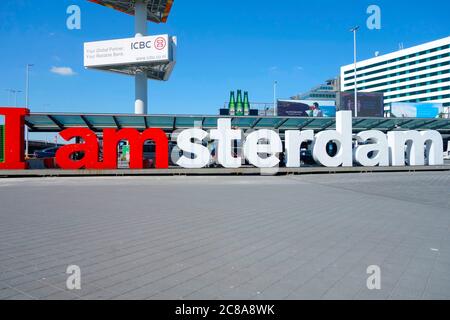 Schild „I am Amsterdam“ vor dem Flughafen Schiphol. Amsterdam, Niederlande. Stockfoto