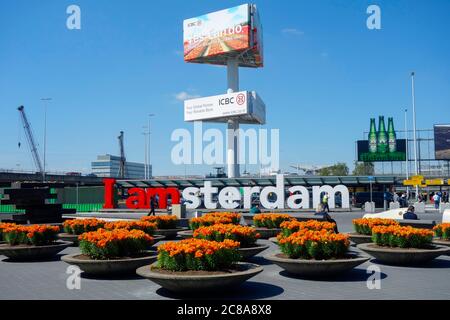 Schild „I am Amsterdam“ vor dem Flughafen Schiphol. Amsterdam, Niederlande. Stockfoto