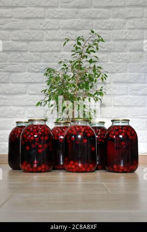 Frisches Kirschkompott aus der Dose in einem drei-Liter-Glas. Stockfoto