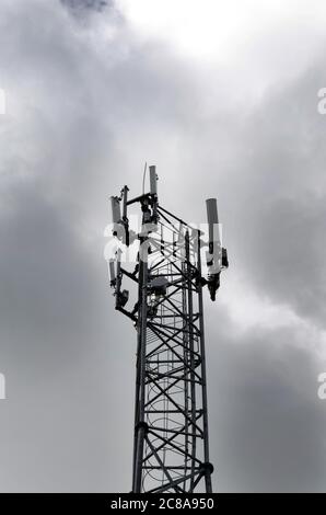 Telekommunikationsturm mit 4G-, 5G-Sendern. Mobilfunkbasisstation mit Sendeantennen auf einem Telekommunikationsturm gegen den blauen Himmel Stockfoto