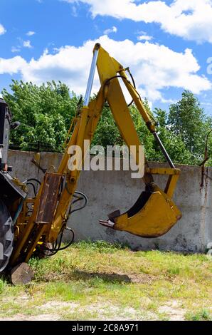 Die alten verrosteten Traktor flache Rückseite reifen. Stockfoto