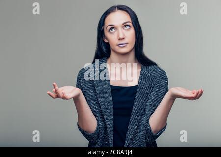 Portrait junge Frau zuckende Schultern, die so interessiert, was ich nicht wissen Geste. Körpersprache Stockfoto