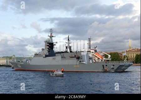 Corvette Boikiy auf dem Neva River Vorbereitung für die Parade zum russischen Navy Day in St. Petersburg, Russland Stockfoto