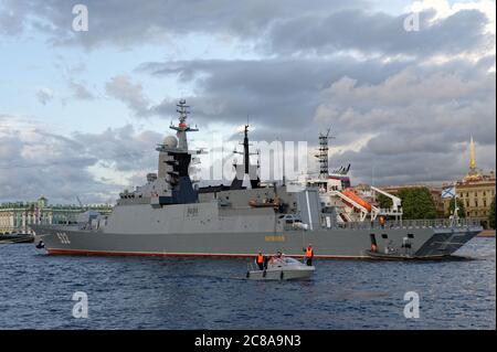 Corvette Boikiy auf dem Neva River Vorbereitung für die Parade zum russischen Navy Day in St. Petersburg, Russland Stockfoto