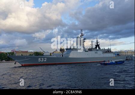 Russische Marine Korvette Boikiy auf Neva Fluss in St. Petersburg, Russland bereit, die Marine Day Parade. Der Tag der russischen Marine wird am letzten Sonntag im Juli gefeiert Stockfoto