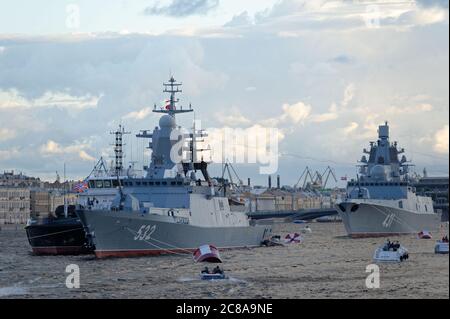 Die Fregatte der russischen Marine Admiral Kasatonov und die Korvette Boikiy am Fluss Neva in St. Petersburg, Russland Stockfoto