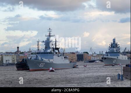 Die Fregatte der russischen Marine Admiral Kasatonov und die Korvette Boikiy am Fluss Neva in St. Petersburg, Russland Stockfoto