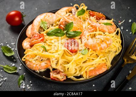 Pasta Meeresfrüchte mit Garnelen auf schwarzem Tisch. Stockfoto