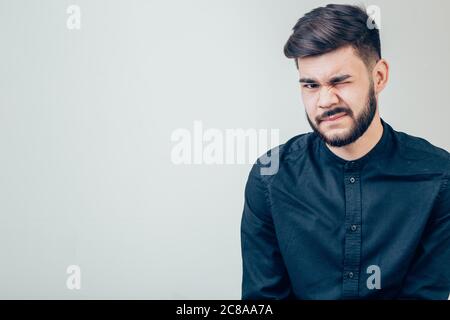 Lustig gut aussehende Geschäftsmann Blick auf Kamera und zwinkend. Stockfoto
