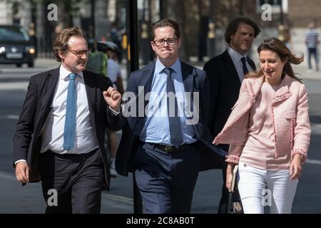 London, Großbritannien. Juli 2020. Alex Burghart, Parlamentsabgeordneter, britischer Politiker, Konservative Partei, Abgeordneter für Brentwood und Ongar, mit Kollegen entlang Whitehall. Kredit: Imageplotter/Alamy Live Nachrichten Stockfoto