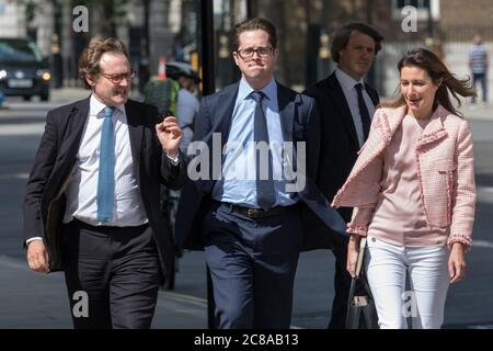 London, Großbritannien. Juli 2020. Alex Burghart, Parlamentsabgeordneter, britischer Politiker, Konservative Partei, Abgeordneter für Brentwood und Ongar, mit Kollegen entlang Whitehall. Kredit: Imageplotter/Alamy Live Nachrichten Stockfoto