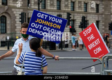 Westminster, London, Großbritannien. Juli 2020. Westminster 'Stop-Brexit man' Steven Bray und seine pro-europäischen Aktivisten sind wieder vor dem Parlament, diesmal auch mit einem Russland-Thema, um die Reaktion der Regierung auf die gestrige Veröffentlichung des Russland-Berichts zu kommentieren. Kredit: Imageplotter/Alamy Live Nachrichten Stockfoto