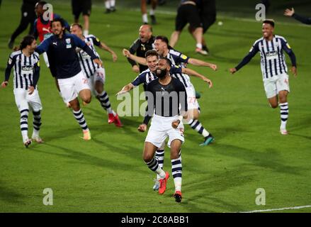 West Bromwich Kyle Bartley von Albion feiert am Ende des Spiels die Promotion nach dem Sky Bet Championship-Spiel im Hawthorns, West Bromwich. Stockfoto