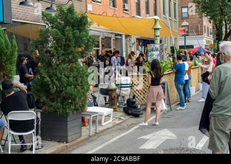 Menschenmassen versammeln sich außerhalb von Bathtub Gin im New Yorker Stadtteil Chelsea, während die Bar am Donnerstag, dem 16. Juli 2020, ihren 9. Geburtstag mit einer Party feiert. NYS Gov. Andrew Cuomo wird Pläne für die Stadt bekannt geben, in Phase 4 der Wiedereröffnung einzutreten, aber keine zusätzlichen Indoor-Aktivitäten werden erlaubt sein, unter anderem unter Berufung auf Probleme mit Bars und Restaurants, die nicht den Bestimmungen entsprechen. (© Richard B. Levine) Stockfoto