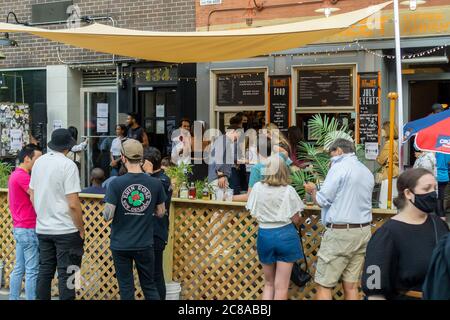 Menschenmassen versammeln sich außerhalb von Bathtub Gin im New Yorker Stadtteil Chelsea, während die Bar am Donnerstag, dem 16. Juli 2020, ihren 9. Geburtstag mit einer Party feiert. NYS Gov. Andrew Cuomo wird Pläne für die Stadt bekannt geben, in Phase 4 der Wiedereröffnung einzutreten, aber keine zusätzlichen Indoor-Aktivitäten werden erlaubt sein, unter anderem unter Berufung auf Probleme mit Bars und Restaurants, die nicht den Bestimmungen entsprechen. (© Richard B. Levine) Stockfoto