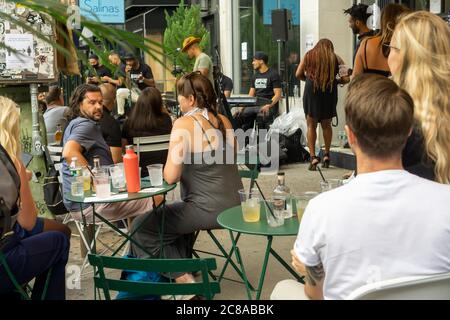 Menschenmassen versammeln sich außerhalb von Bathtub Gin im New Yorker Stadtteil Chelsea, während die Bar am Donnerstag, dem 16. Juli 2020, ihren 9. Geburtstag mit einer Party feiert. NYS Gov. Andrew Cuomo wird Pläne für die Stadt bekannt geben, in Phase 4 der Wiedereröffnung einzutreten, aber keine zusätzlichen Indoor-Aktivitäten werden erlaubt sein, unter anderem unter Berufung auf Probleme mit Bars und Restaurants, die nicht den Bestimmungen entsprechen. (© Richard B. Levine) Stockfoto